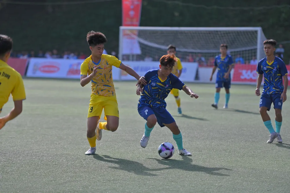 Trận khai mạc có tỷ số 2-1 nghiêng về đội Trường đại học Sư phạm Thể dục Thể thao TP.HCM. Ảnh: PHÚC HIẾU chung kết.jpg