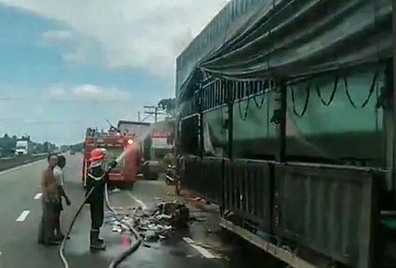 Xe container bốc cháy