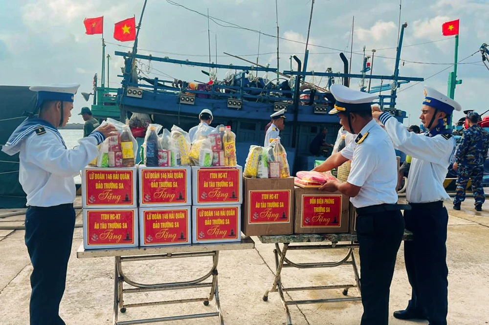 Quà tặng là nhu yếu phẩm, bánh kẹo để ngư dân đón tết. Ảnh: HOÀNG THẢO 1.jpg