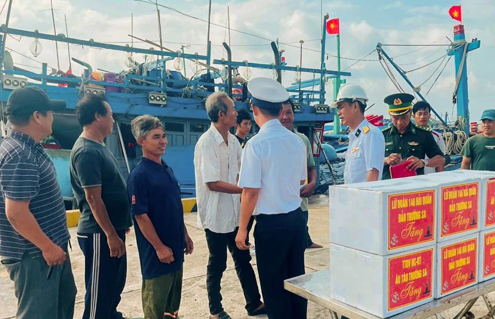 Các ngư dân nhận quà tặng của các đơn vị. Ảnh: HOÀNG THẢO trường sa