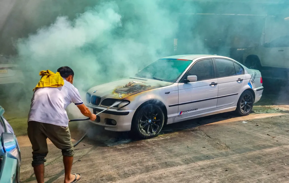 Nhân viên tiệm xe cố gắng dập lửa. Ảnh: XUÂN HOÁT chay.jpg