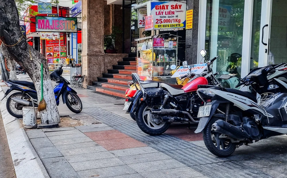 Vỉa hè trên đường Trần Phú bị lấn chiếm để kinh doanh. Ảnh chụp thời điểm đầu tháng 1-2024: XUÂN HOÁT A2.jpg
