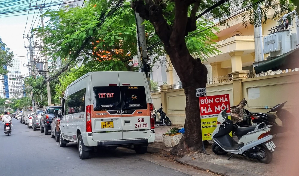 Nhiều tuyến đường ở Nha Trang bị lấn chiếm để kinh doanh, làm nơi để xe. Ảnh chụp thời điểm tháng 1-2024. XUÂN HOÁT vỉa hè.jpg