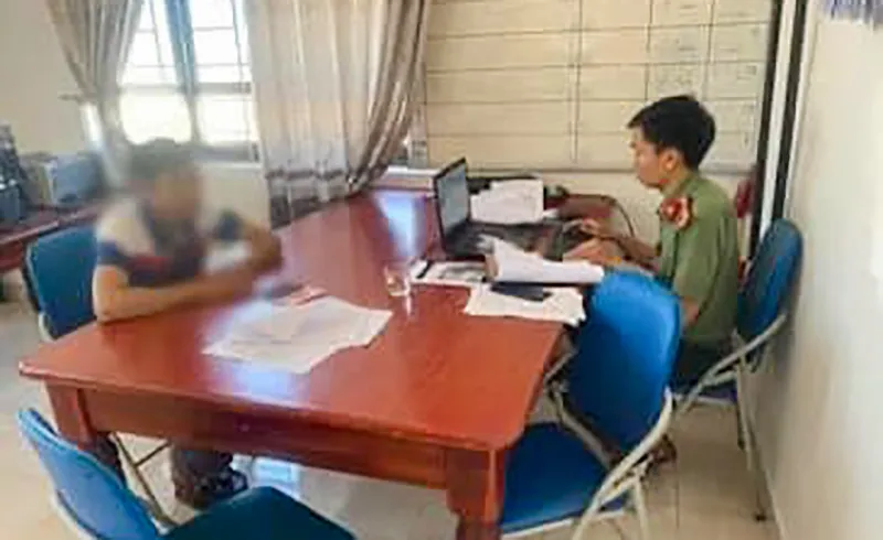 Cảnh sát làm việc với ông H. Ảnh: CA mạng xã hội.jpg