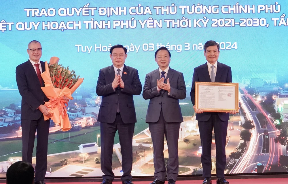 Chủ tịch Quốc hội Vương Đình Huệ và Phó Thủ tướng Trần Hồng Hà trao quyết định quy hoạch, hoa chúc mừng lãnh đạo tỉnh Phú Yên. Ảnh: TT 1.jpg