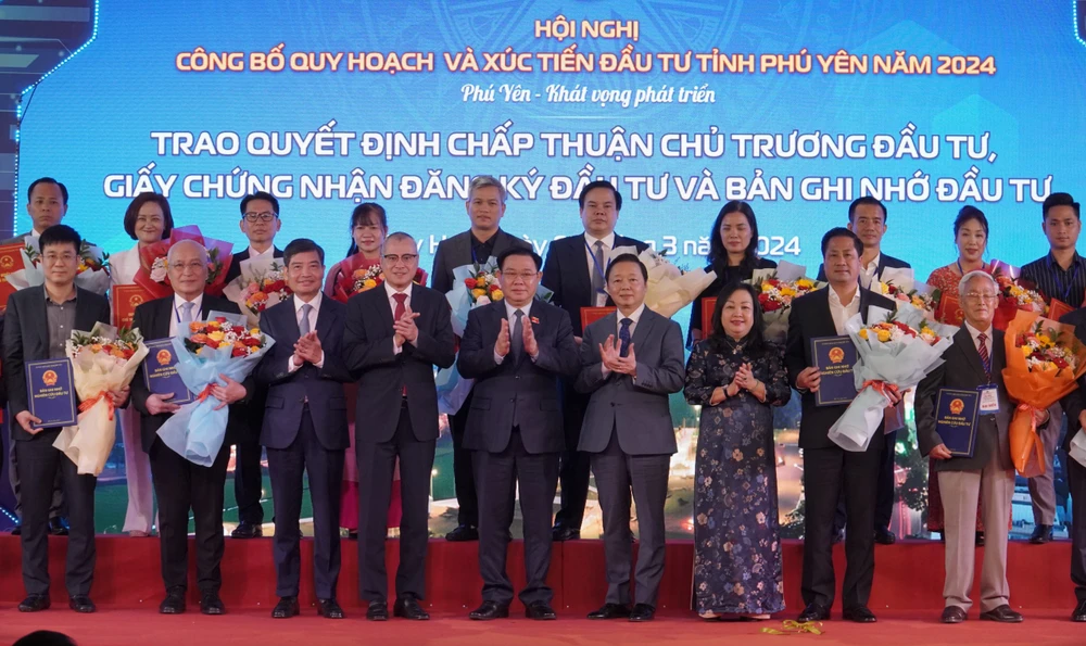 Chủ tịch Quốc hội và Phó Thủ tướng chúc mừng các doanh nghiệp được trao giấy chứng nhận đầu tư. Ảnh: TT 3.jpg