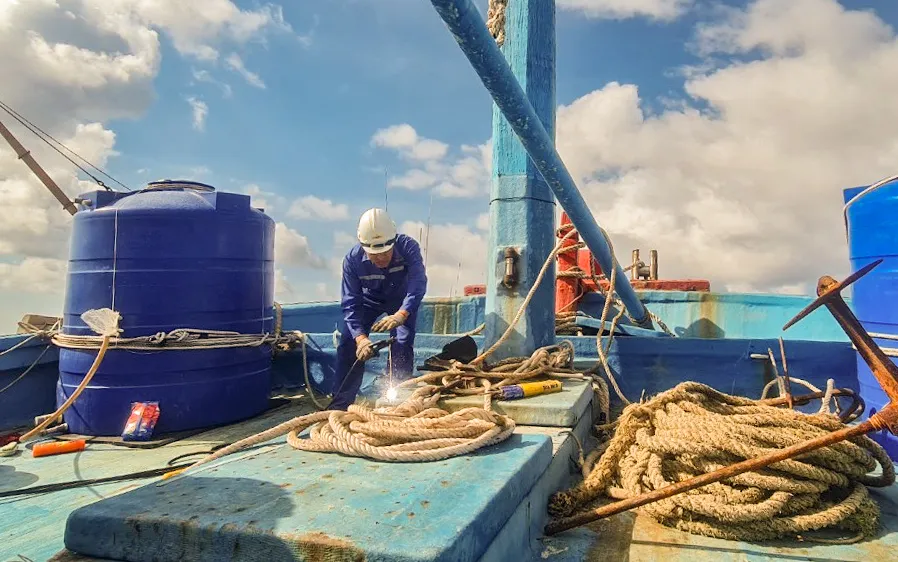 Hải quân giúp sửa chữa tàu cá Bình Thuận bị hỏng trên biển