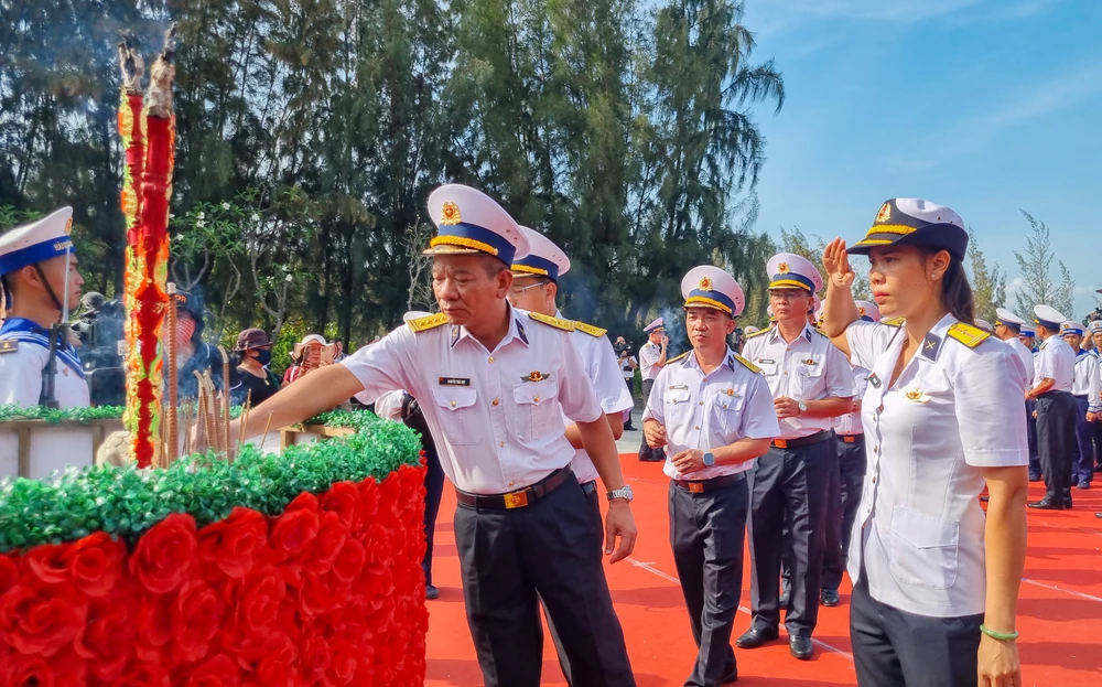 Thiếu tá Trần Thị Thủy, con gái của liệt sĩ Trần Văn Phương- người hy sinh trong cuộc chiến bảo vệ đảo Gạc Ma, cùng lãnh đạo đơn vị đến dâng hương cho cha và các đồng đội của cha. 20240314_083330.jpg