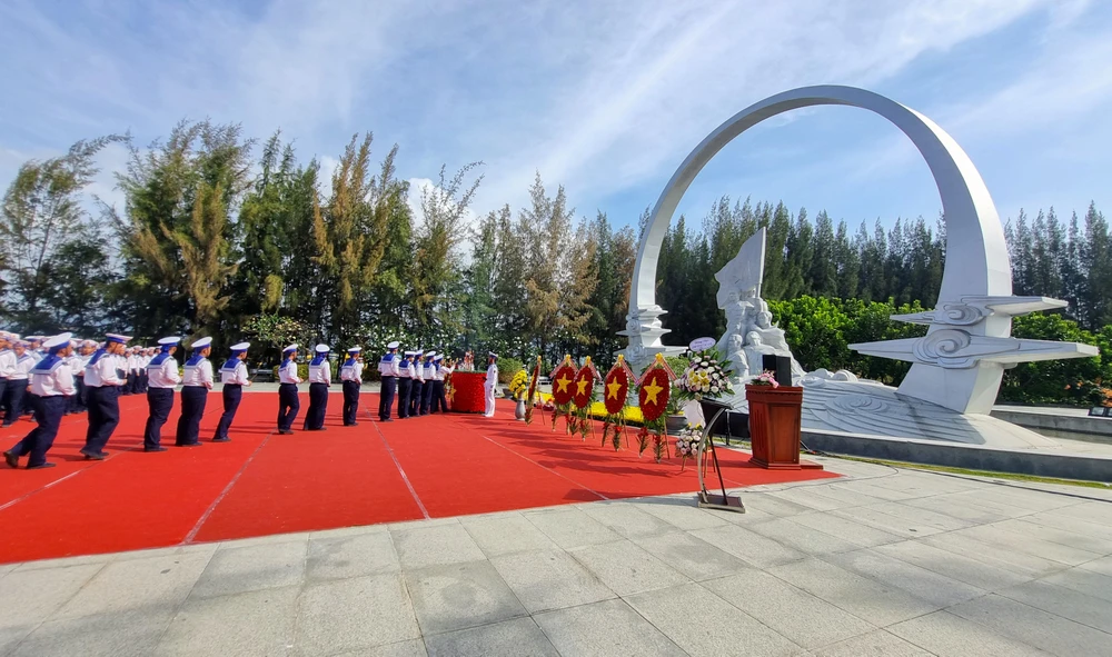 Năm 2023, khu tưởng niệm chiến sĩ Gạc Ma tại huyện Cam Lâm, tỉnh Khánh Hòa đón hơn 45.200 lượt người. Riêng ngày 14-3 năm nay, có 30 đoàn đăng ký đến dâng hương tưởng nhớ 64 chiến sĩ Hải quân đã anh dũng hy sinh trong cuộc chiến bảo vệ đảo Gạc Ma năm 1988. Khu tưởng niệm chiến sĩ Gạc Ma đã trở thành địa chỉ đỏ của quân, dân cả nước. 20240314_083647.jpg