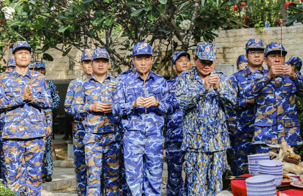 Chiến sĩ Vùng 4 Hải quân dâng hương trước mộ gió của 64 liệt sĩ. _MG_0063.jpg