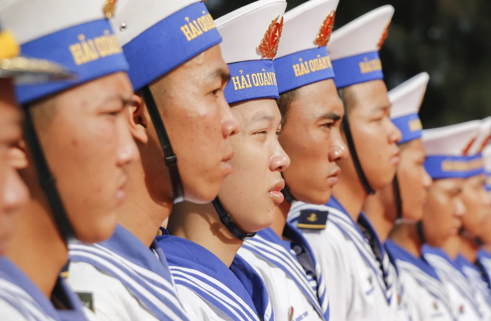 Những chiến sĩ Hải quân thành kính trước anh linh những anh hùng đã ngã xuống vì chủ quyền biển đảo Tổ quốc. _MG_0127.jpg