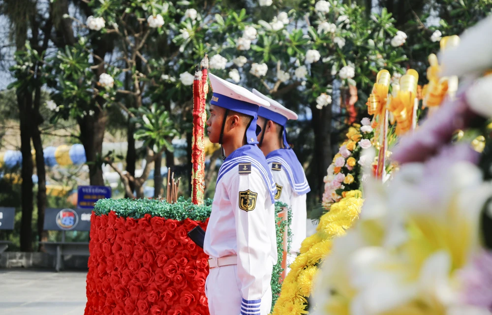 Theo Đại tá Bùi Văn Bền, Chủ nhiệm Chính trị Vùng 4 Hải quân, trong cuộc chiến đầy cam go để bảo vệ chủ quyền Tổ quốc, đã ngời sáng bao tấm gương anh dũng, quên mình của cán bộ, chiến sĩ Hải quân nhân dân Việt Nam anh hùng. _MG_0210.jpg