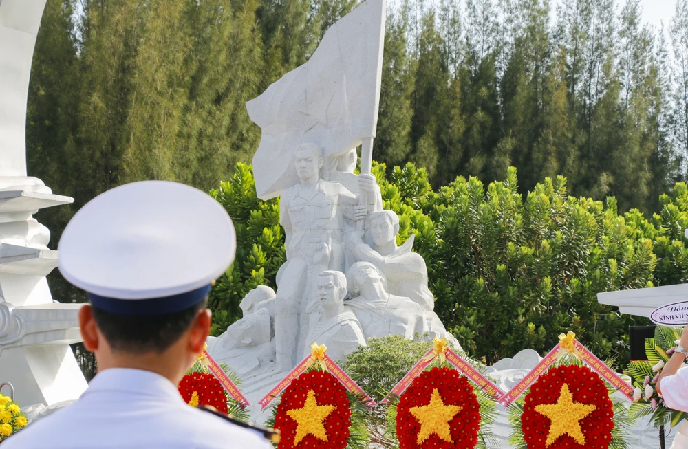 "Cầu mong anh linh các anh hùng liệt sĩ chứng giám, tiếp thêm sức mạnh cho dân tộc ta, quân đội ta và Hải quân nhân dân Việt Nam để xây dựng Trường Sa trở thành trung tâm kinh tế, văn hóa, xã hội trên biển của đất nước; là thành trì vững chắc bảo vệ chủ quyền biển, đảo của Tổ quốc"-Đại tá Bùi Văn Bền nói. _MG_0327.jpg