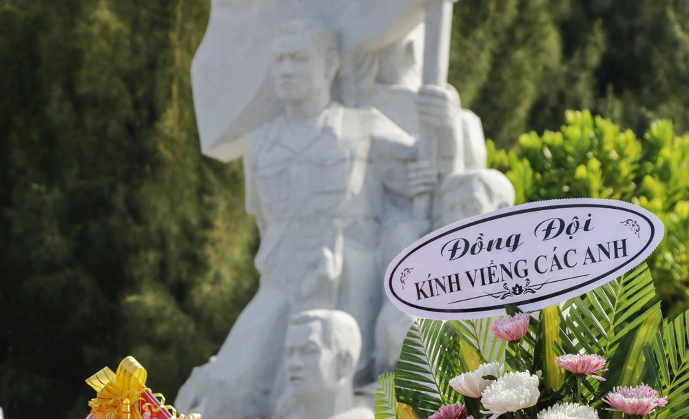 Nhiều đồng đội từng công tác, chiến đấu ở Trường Sa cũng về khu tưởng niệm dâng hương tưởng nhớ các anh hùng, liệt sĩ. _MG_0470.jpg