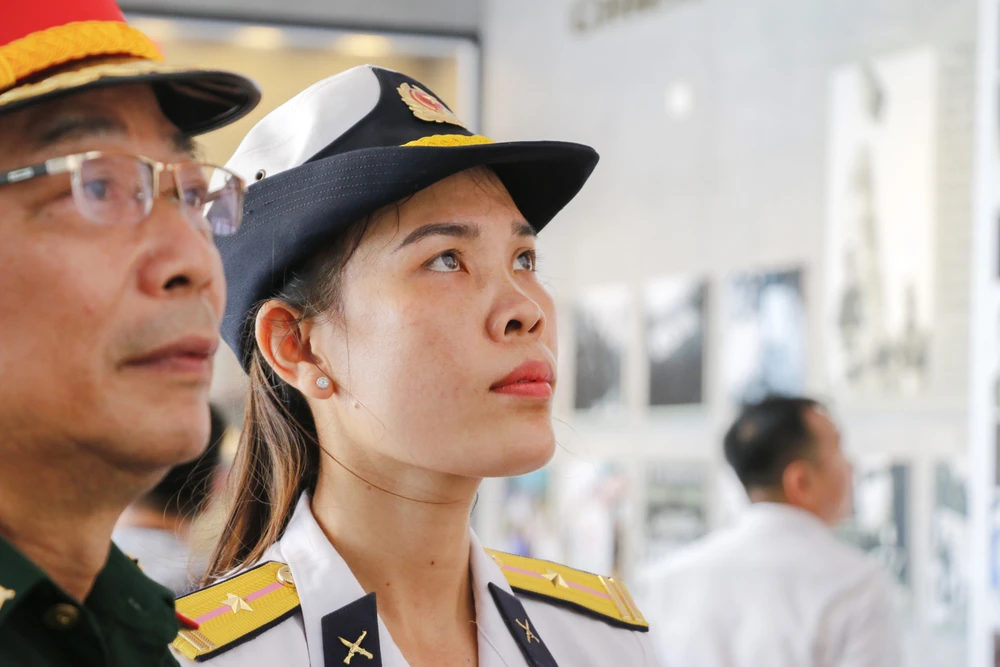 “Hôm nay là ngày giỗ của bố tôi và các liệt sĩ đã ngã xuống trong cuộc chiến bảo vệ chủ quyền thiêng liêng của Tổ quốc, tôi rất xúc động khi đến dâng hương trước tượng đài. Tôi có cảm giác như mình đang đến rất gần với bố và đồng đội. Xin hứa với anh linh của bố và đồng đội tôi luôn cố gắng hết mình luôn hoàn thành nhiệm vụ, góp phần bảo vệ Tổ quốc, giữ gìn truyền thống cách mạng của gia đình”- Thiếu tá Trần Thị Thủy chia sẻ. _MG_0497.jpg