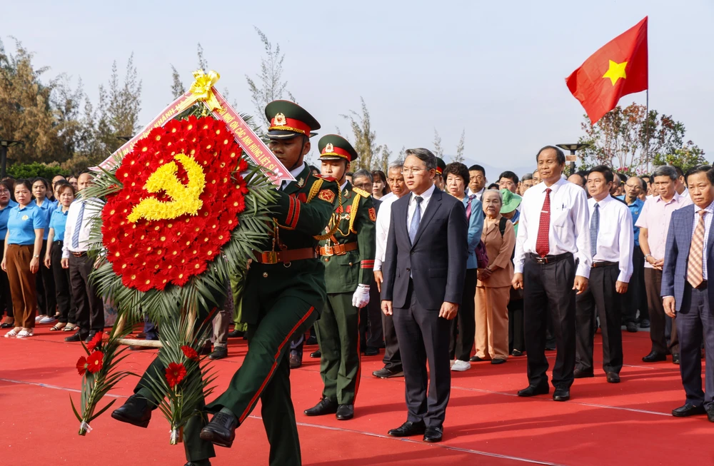 Cán bộ, chiến sĩ, nhân dân cùng nhau tưởng niệm những liệt sĩ đã anh dũng hy sinh để bảo vệ chủ quyền biển đảo thiêng liêng của Tổ quốc. Trong ảnh, ông Nguyễn Hải Ninh, Bí thư Tỉnh ủy Khánh Hòa dâng hoa, dâng hương trước tượng đài "Những người nằm lại phía chân trời". _MG_9888.jpg