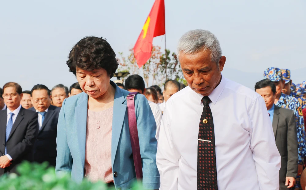 Bà Cù Thị Hậu, ông Đặng Ngọc Tùng, đều nguyên lãnh đạo Tổng Liên đoàn Lao động Việt Nam dâng hương tưởng nhớ các liệt sĩ. “Hôm nay, tôi rất xúc động đến viếng các anh hùng của chúng ta 36 năm ngày các anh hy sinh. Tôi cầu mong các anh siêu thoát! Chúng tôi mong rằng đất nước chúng ta luôn được bảo vệ toàn vẹn lãnh thổ, nhân dân cả nước luôn đoàn kết, giữ gìn trọn vẹn biển đảo của Tổ quốc"- ông Đặng Ngọc Tùng chia sẻ. _MG_9906.jpg