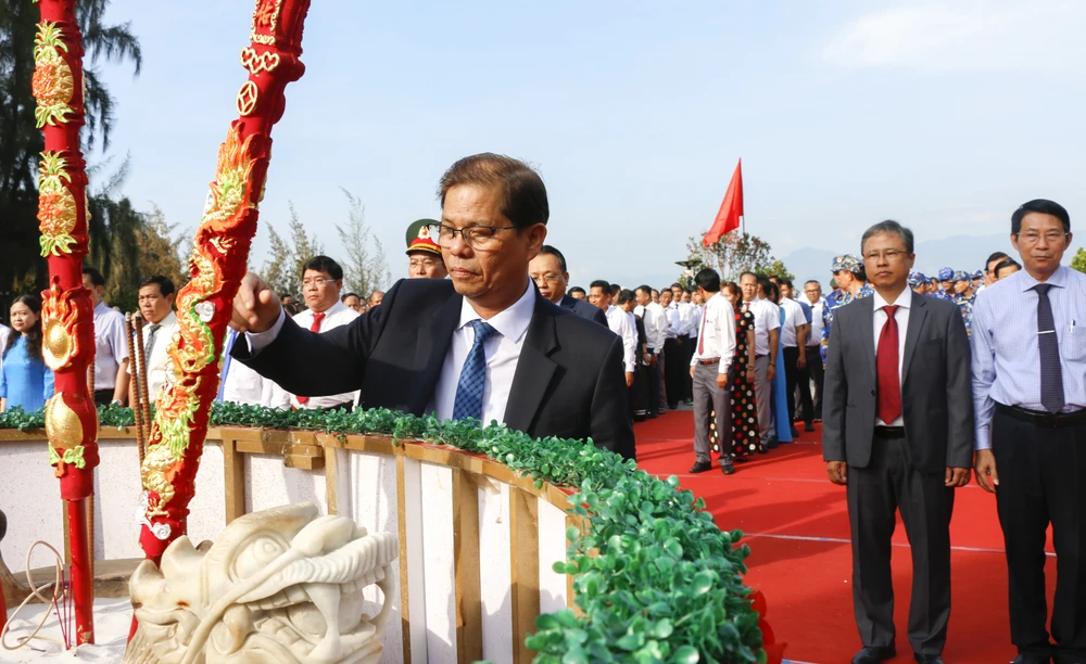 Ông Nguyễn Tấn Tuân, Chủ tịch UBND tỉnh Khánh Hòa, dẫn đầu đoàn UBND tỉnh dâng hương, dâng hoa tưởng nhớ các liệt sĩ. _MG_9935.jpg