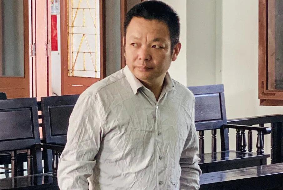 trộm cắp dây chuyền vàng