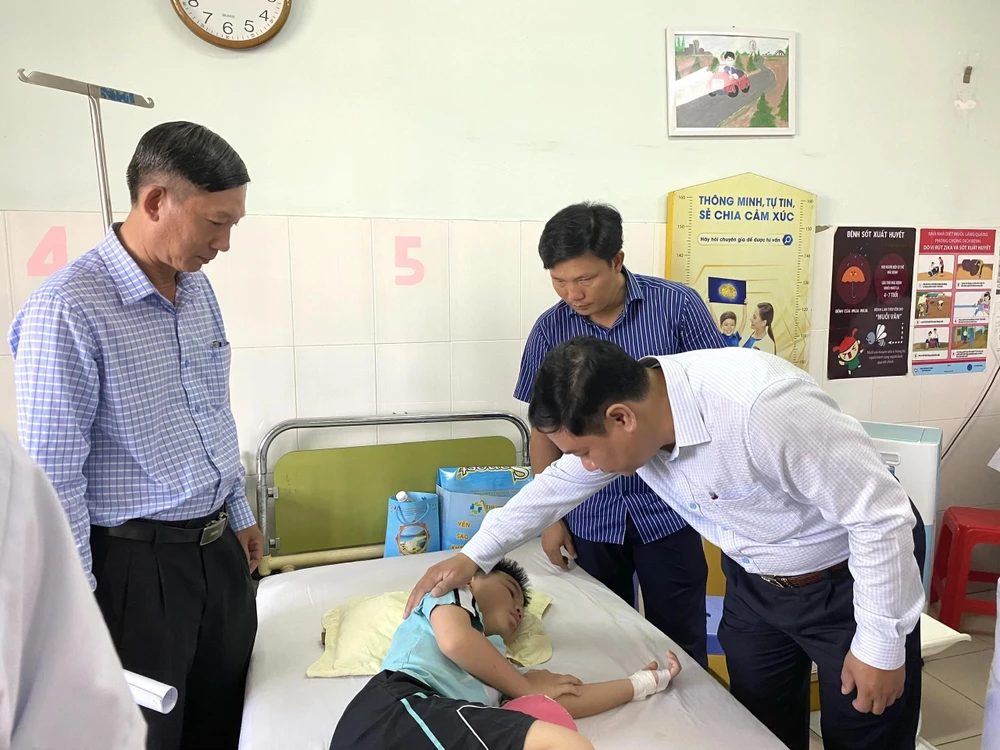 Lãnh đạo Sở Y tế Khánh Hòa thăm hỏi bệnh nhân đang điều trị vì ngộ độc. Ảnh: TL ngộ độc.webp