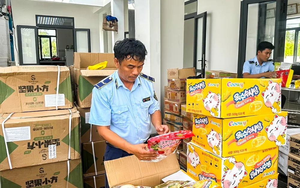 Phát hiện số lượng lớn bánh kẹo do nước ngoài sản xuất nghi hàng lậu