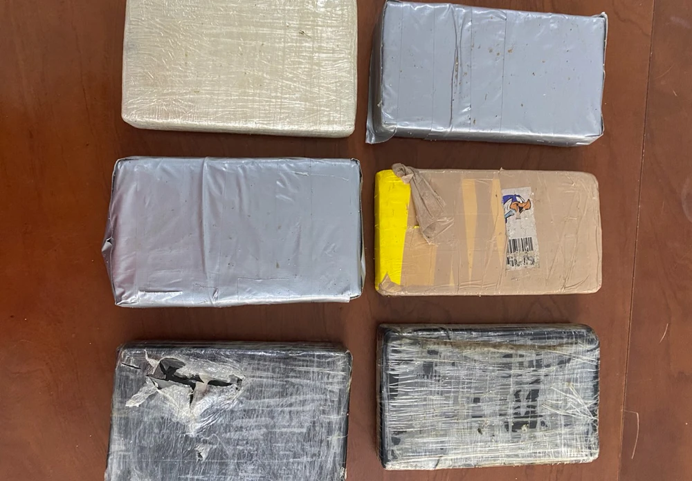 Các bịch chứa bột màu trắng được phát hiện trên bờ biển. Ảnh: CA ma-túy.jpg