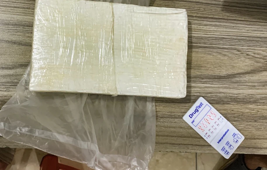 Chất bột màu trắng chứa trong túi nylon nêu trên dương tính với chất ma túy (loại cocain). Ảnh: HH z5267412795199_9c33083169f498aa4fd2e609b5a78b99.jpg