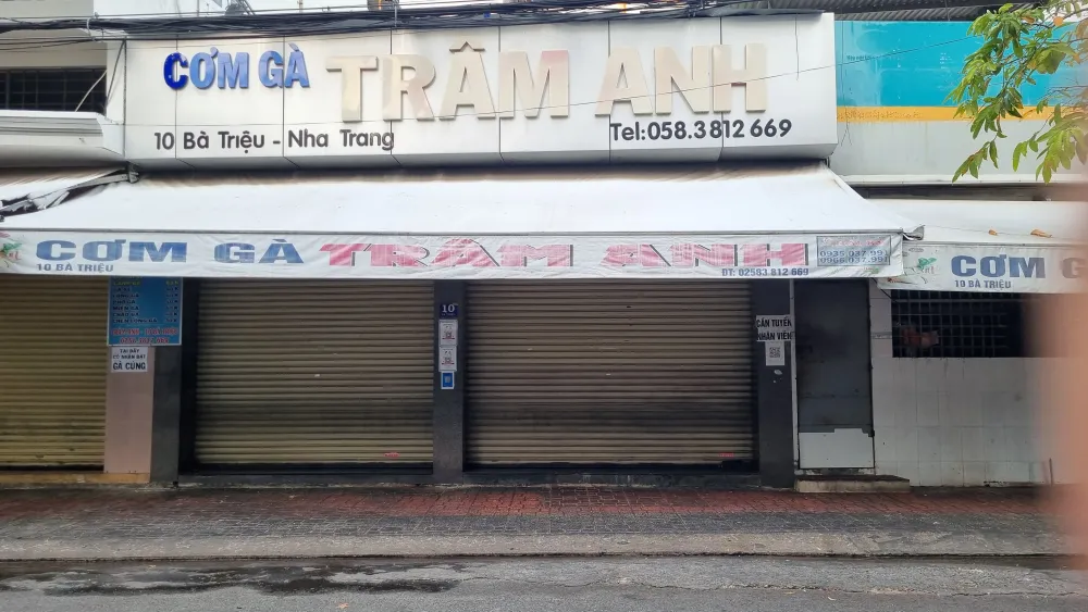 Quán cơm gà trên đường Bà Triệu, nơi khởi phát vụ ngộ độc. Ảnh: XUÂN HOÁT cơm gà.jpg