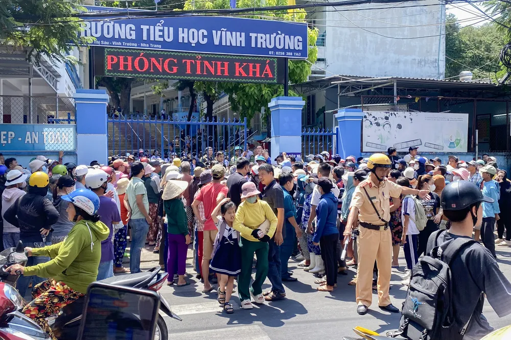 Phụ huynh đến đón con về ở trường Tiểu học Vĩnh Trường. Ảnh: XUÂN HOÁT hoc-sinh-tu-vong.jpg