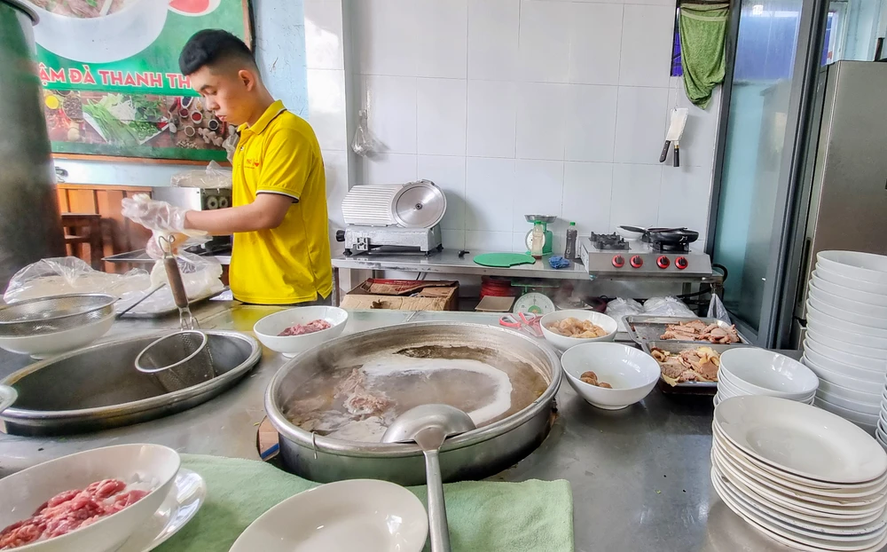 Quán Nam Ngân tạm ngưng bán phở gà sau khi các vụ ngộ độc xảy ra, người ăn giảm sút. Ảnh: XUÂN HOÁT H3.jpg