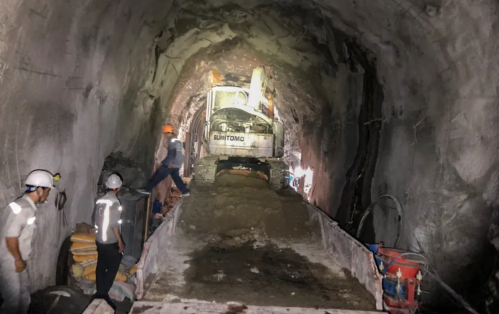 Công nhân, máy móc đang khắc phục sự cố. Ảnh: TS H2.jpg