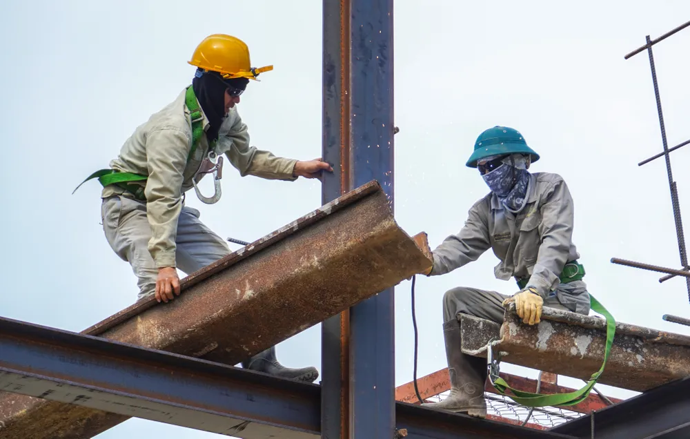 Công nhân thi công trên dự án cao tốc Khánh Hòa - Buôn Ma Thuột. Ảnh: XUÂN HOÁT DTH02632.jpg