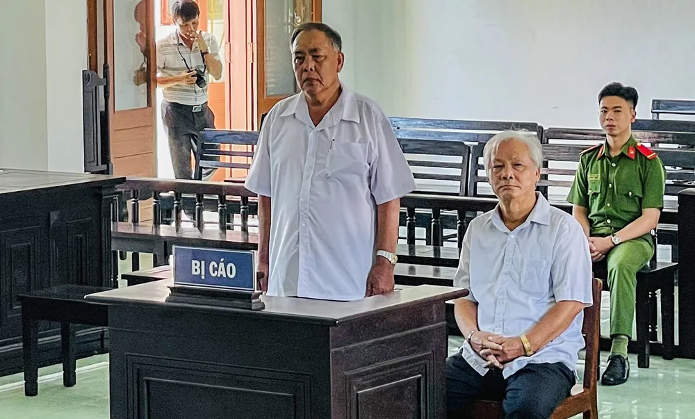 Bị cáo Phạm Đình Cự (ngồi) và Đỗ Duy Vinh tại tòa. Ảnh: MINH TOÀN Phú Yên.jpg