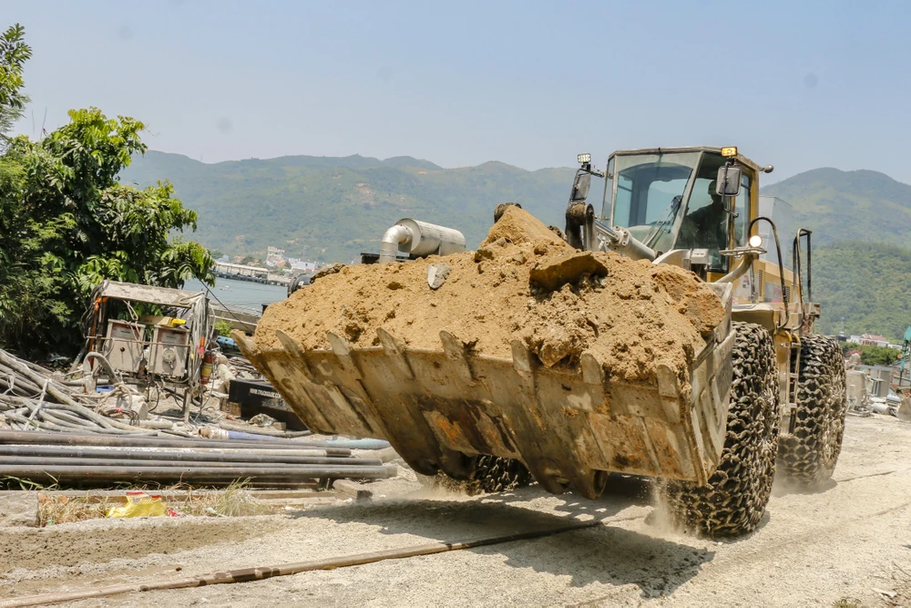 Cứ dọn xong 50 cm đất thì chuyển sắt thép vào rồi cố định hàn cứng. Sau đó mới thực hiện phun vữa bê tông gia cố hầm.