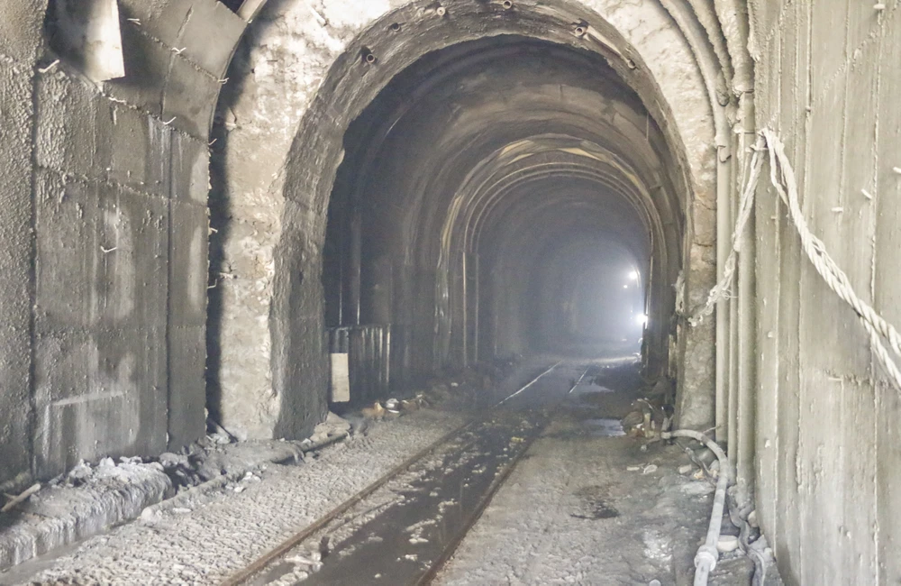 'Còn khoảng 150 m3 đất đá nơi sạt lở. Với tiến độ này, nếu không có gì thay đổi đột ngột, dự kiến ngày 22-4 sẽ thông hầm' - ông Hưng nói.