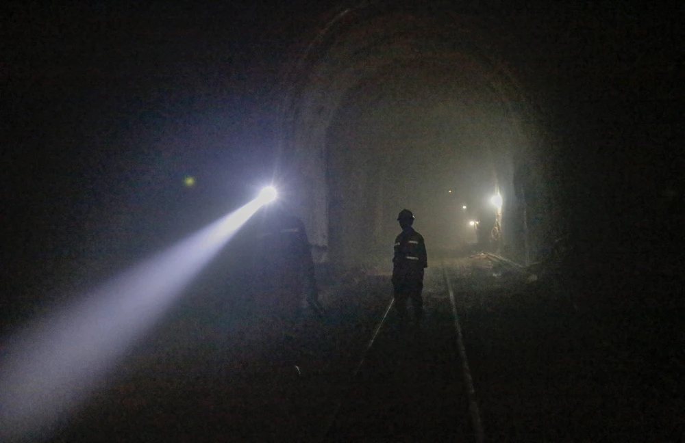 Vị trí gần điểm sạt lở thiếu ánh sáng. Theo lực lượng thi công, hệ thống chiếu sáng không đủ khiến công tác khắc phục diễn ra khó và lâu hơn.