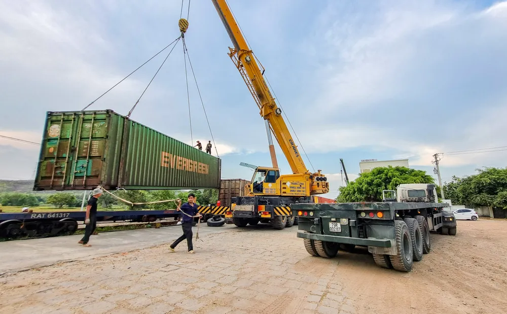 Đưa các container lên xe đầu kéo tại Hòa Huỳnh ở Khánh Hòa để trung chuyển ra ga Diêu Trì, Bình Định. Ảnh: XUÂN HOÁT ga Hòa Huỳnh.jpg
