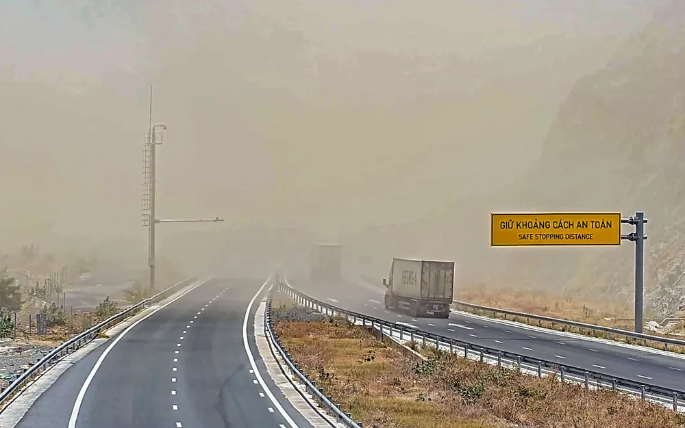 Bụi che khuất tầm nhìn trên cao tốc Nha Trang- Cam Lâm. Ảnh: TA 2.jpg