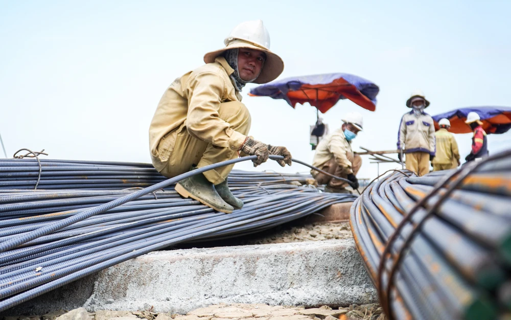 Công nhân thi công trên cao tốc Khánh Hòa - Buôn Mê Thuột. Ảnh: XUÂN HOÁT DTH02644.jpg