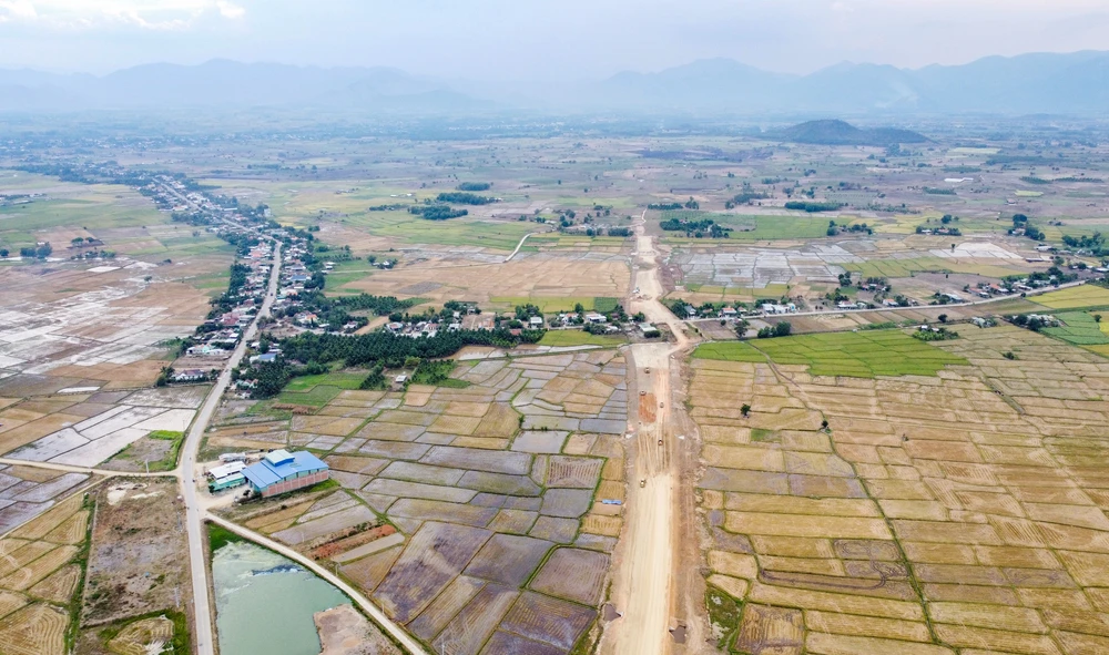 Cao tốc Khánh Hòa - Buôn Ma Thuột dự án thành phần 1 qua địa phận thị xã Ninh Hòa. Ảnh: XUÂN HOÁT gói thầu.jpg