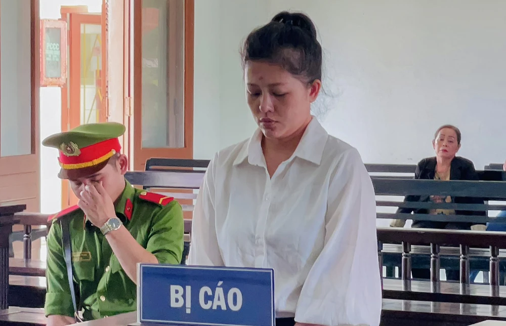 Bị cáo Nguyễn Phạm Tiểu My tại tòa. Ảnh: THẾ MINH Làm ăn thua lỗ, Nguyễn Phạm Tiểu My nghĩ ra cách nói dối vay tiền lãi cao để làm dịch vụ cho vay đáo hạn ngân hàng, chiếm đoạt gần 20 tỉ của bốn người phụ nữ.