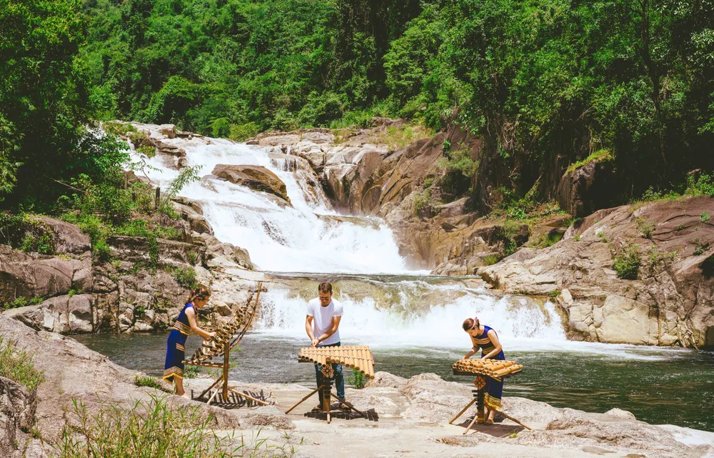 Âm thanh văn hóa Raglai vang vọng giữa đại ngàn Yang Bay. Ảnh: KIỀU HƯƠNG 4. Th†c Yang Bay.jpg