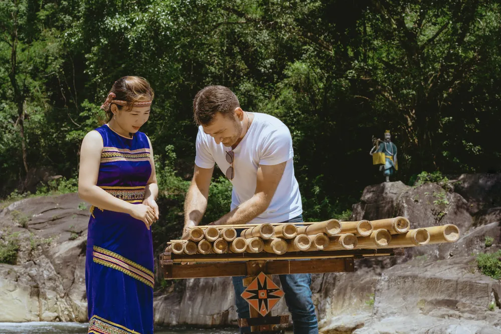 Du khách tìm hiểu văn hóa Raglai tại Yang Bay. Ảnh: KIỀU HƯƠNG H6.jpg