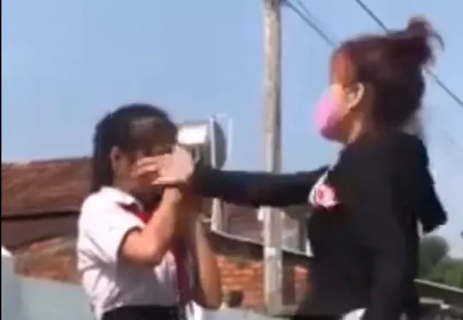 Nghi bạn báo cô giáo mình mang thuốc lá điện tử vào trường bán, nữ sinh gọi phụ huynh tới đánh bạn