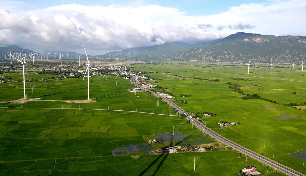 Những cánh đồng khô cằn giờ nhường chỗ cho màu xanh của những cây trồng có giá trị kinh tế cao. Bên trên, hàng ngàn cánh quạt điện gió như biểu tượng của vùng đất đang phát triển. dien gio 10.jpg