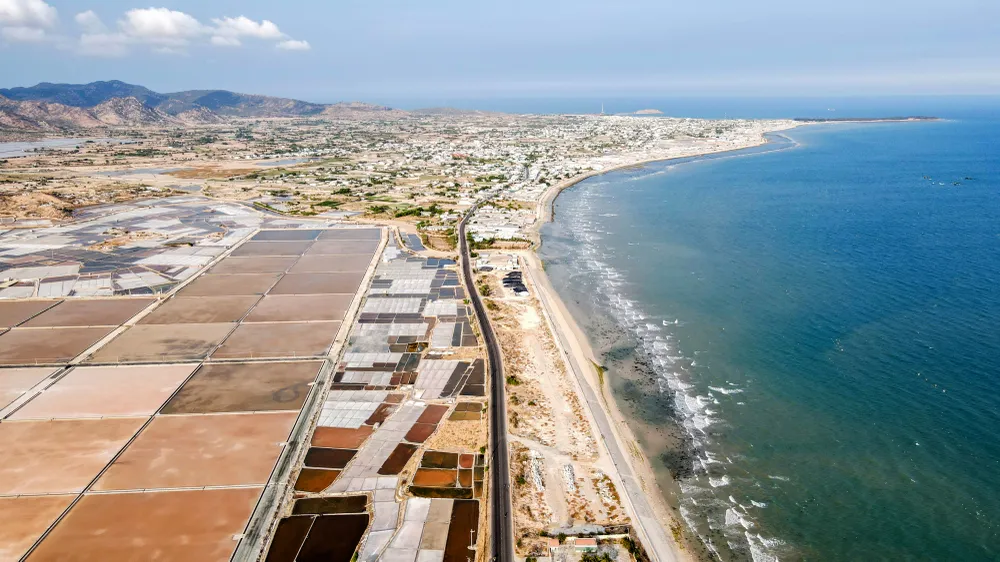 Với lợi thế tự nhiên, bờ biển dài hơn 105 km, độ mặn nước biển cao, Ninh Thuận có vựa muối chất lượng bậc nhất cả nước. đường ven biển.jpg
