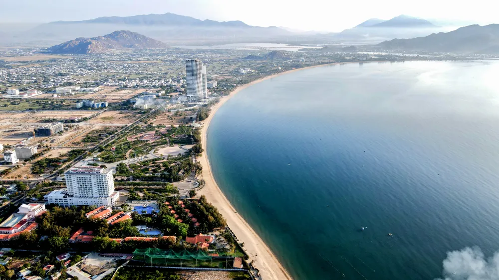 Hơn 10 năm trước, Ninh Thuận là tỉnh đầu tiên được Thủ tướng cho phép thuê đơn vị tư vấn nước ngoài lập quy hoạch. Kể từ đó, địa phương này thay đổi nhanh chóng, "chiều lòng" hầu hết các nhà đầu tư khó tính nhất. ninh chữ 2.jpg