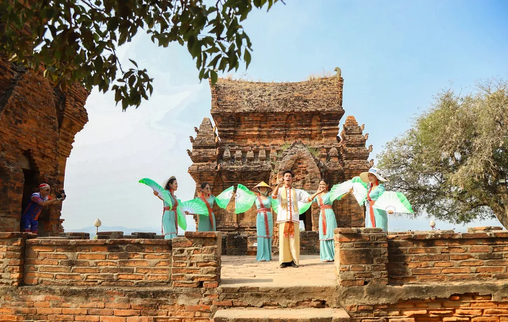 Văn hóa Chăm gắn liền với con người, vùng đất Ninh Thuận. Đến đây, du khách sẽ được đắm chìm trong những điệu múa, lời ca có từ hàng thế kỷ trước. núi xanh.jpg