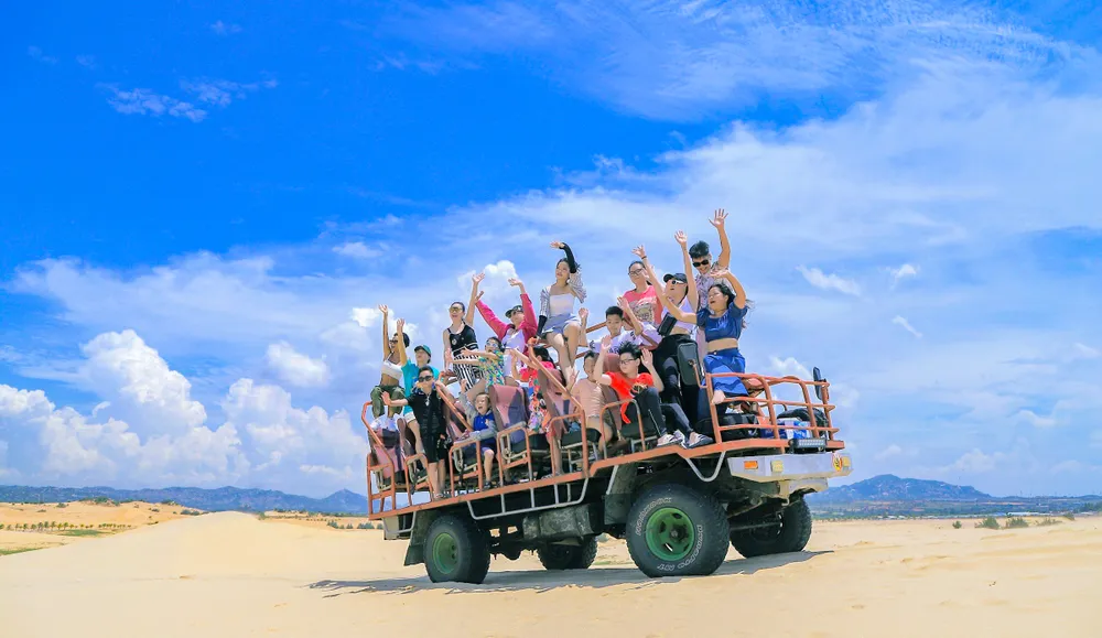 Nếu thích cảm giác mạnh, du khách có thể tham gia tour khám phá các đồi cát bằng xe chuyên dụng. Thời điểm đẹp nhất để chiêm ngưỡng và khám phá đồi cát Nam Cương là buổi sớm dịu mát và lúc chiều về. Khi bình minh lên, những tia nắng len lỏi trên những trảng cát vàng làm nổi bật lên các hình khối. Màu sắc của những hạt cát li ti, óng ánh tuyệt đẹp. núi xanh 4.jpg