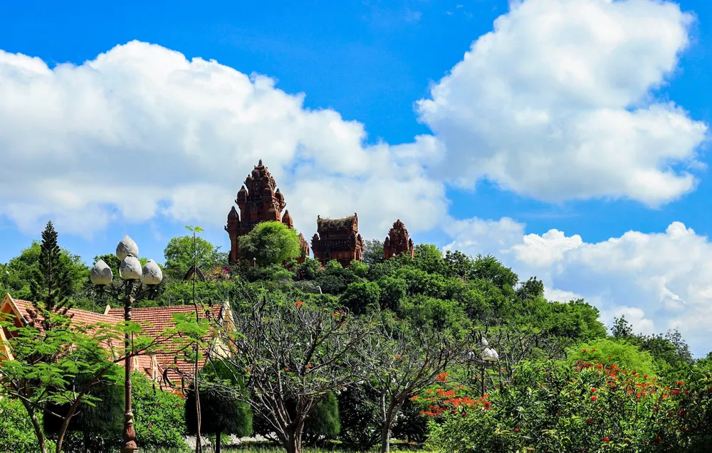 Ninh Thuận còn có những lợi thế lớn là nét đẹp văn hóa cổ xưa. núi xanh 5.jpg